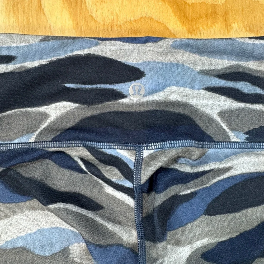 Lululemon Wunder‎ Under Crop Leggings Blue Grey Camo Size 4 Yoga Pants